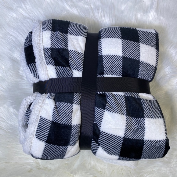 ✨SALE✨Black & White Plaid Micromink Sherpa Throw - Picture 2 of 3